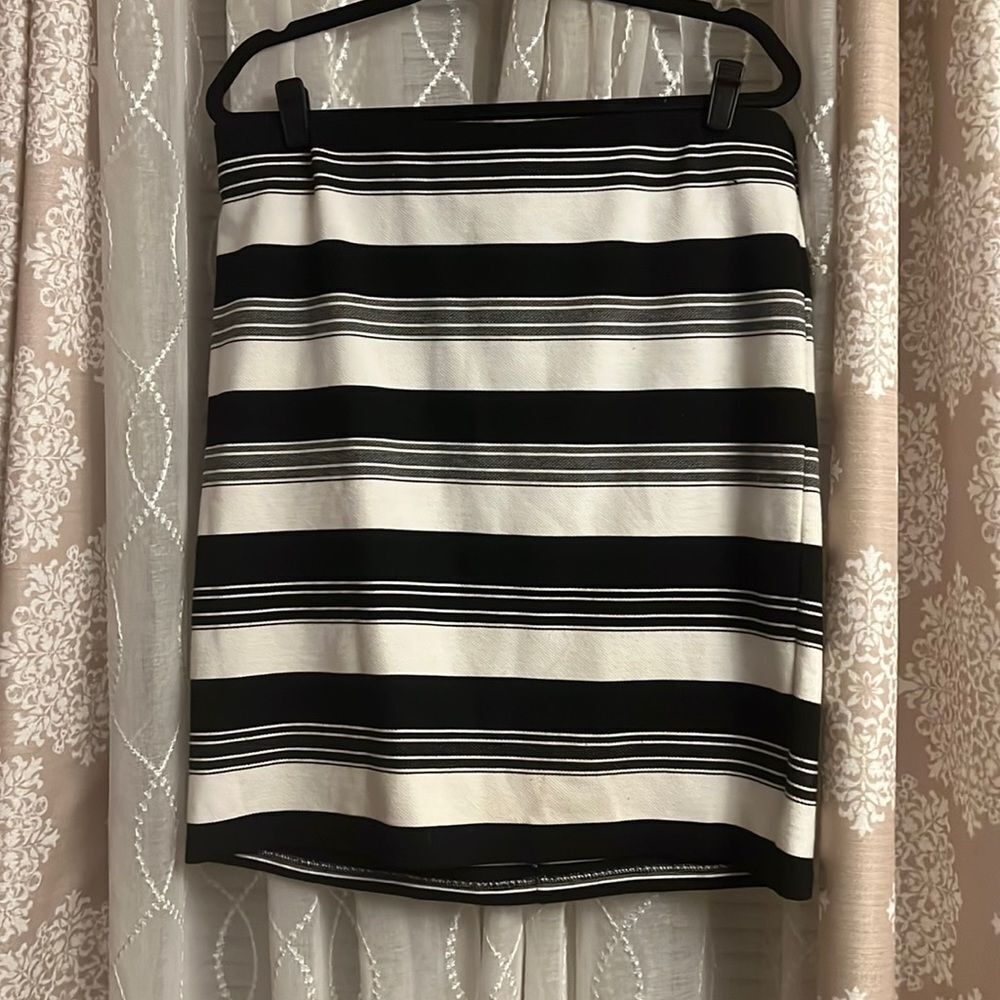 Roz & Ali Black & White Striped Skirt | Size Large